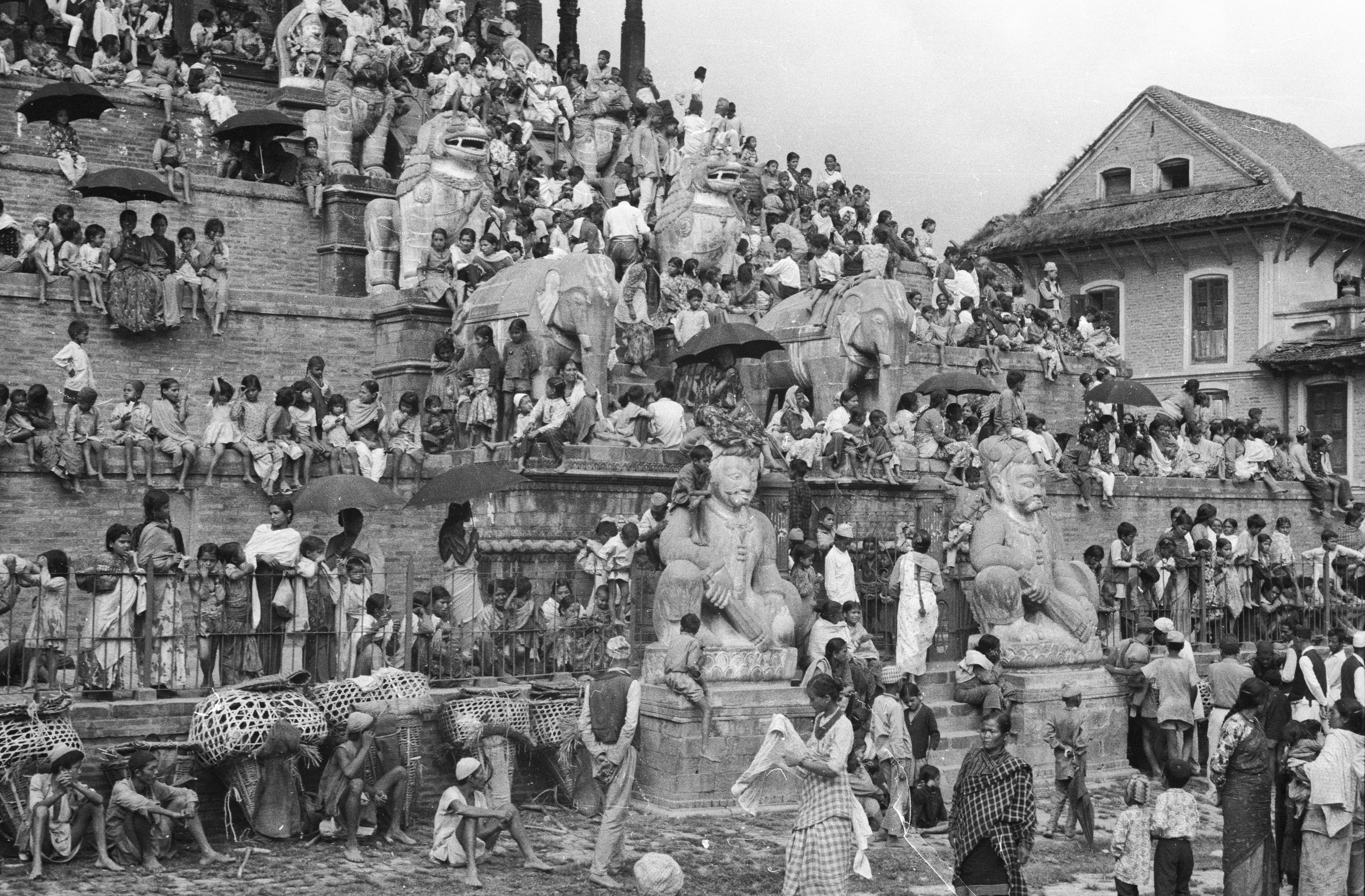 Photo Corneille Jest, fonds du CEH, 1969, Foule des spectateurs sur les gradins du Nyatapola, Bhaktapur, Katmandou, Népal