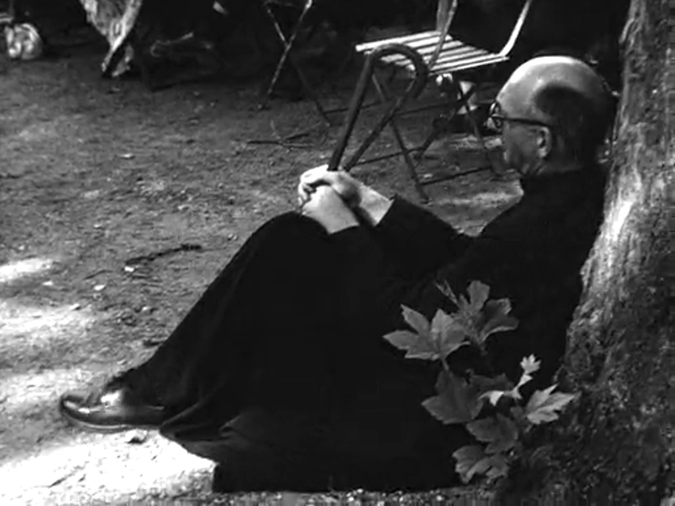 Raymond Marcel se reposant lors du congrès Léonard de Vinci à Amboise (1952)