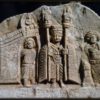 Bas-relief votif de type palmyrénien trouvé lors des fouilles de la maison sud, secteur M5.