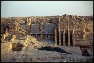 Palais dit « du Stratège » en cours de consolidation. © Mission Franco-Syrienne d’Europos-Doura (MFSED). 1993