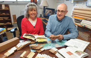 Sylvie Vago, Jean Gérard, et sur le bureau en Saint-Martin Rouge, des échantillons de bois de Polynésie de la Xylothèque du Cirad