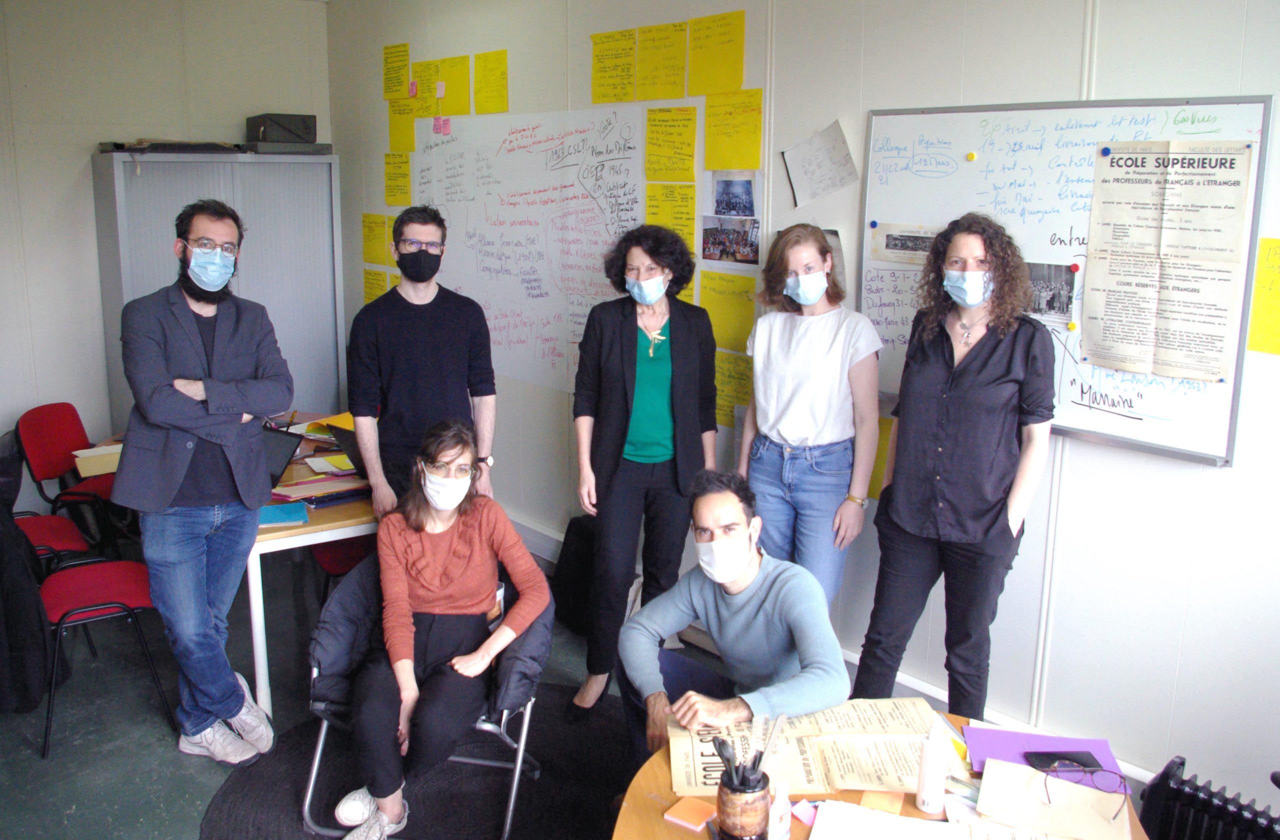 Parole de chercheurs >>> Valérie Spaëth (au centre) accompagnée d’une partie de l’équipe du projet-CLIODIFLE
