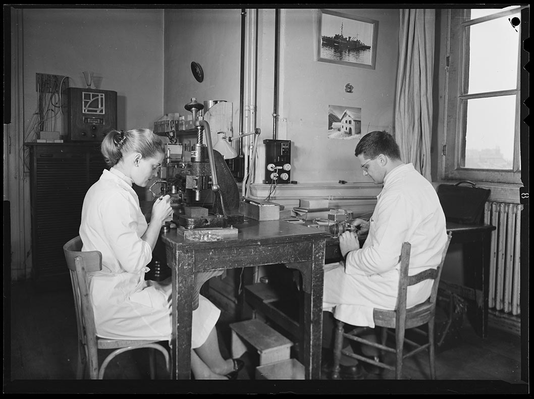 Counil, Jean-Claude (1927-….), « Montage d’une cellule Lallemand par Pierrette Sottini et M. Nicolas – Laboratoire de Physique Astronomique de l’Observatoire de Paris » – B1441