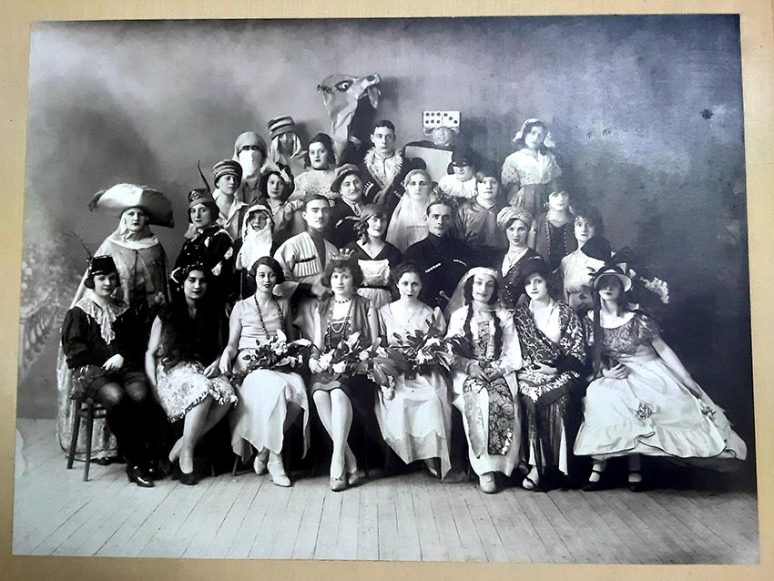 La promo de 1926-1928 de l’École de Préparation de Professeurs de Français à l’Étranger pendant le bal de fin d’année.