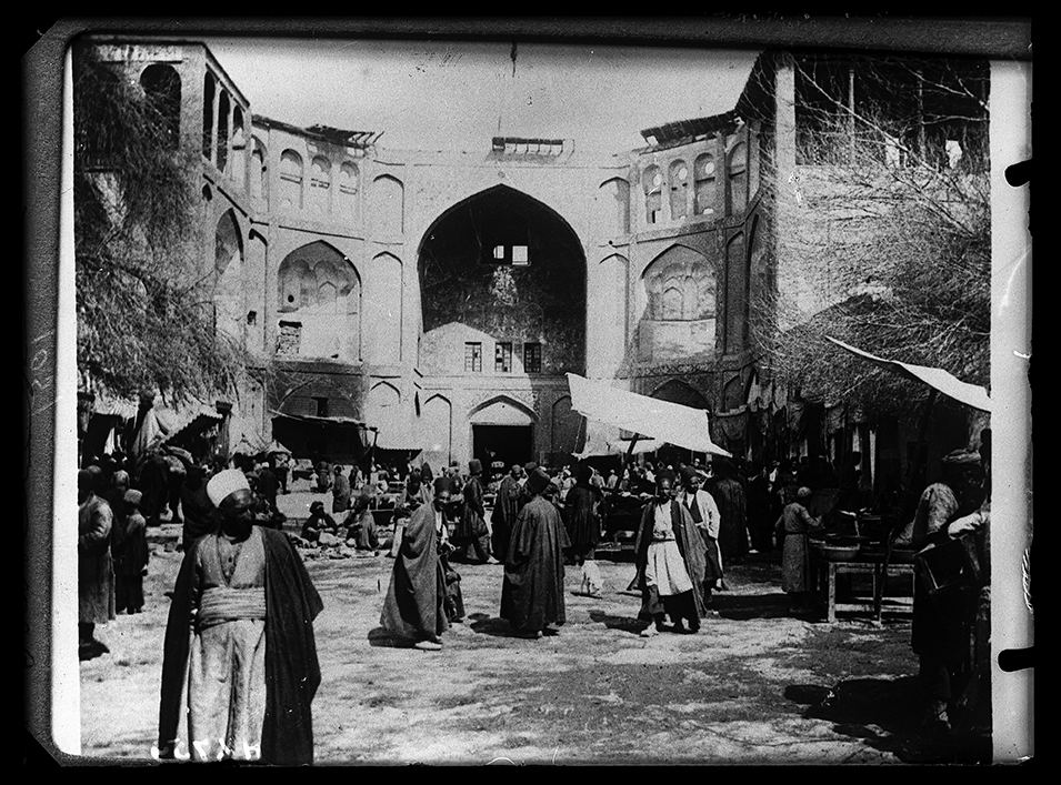 Ispahan, porte d'entrée au bazar. Crédits : Fonds Henry Viollet. | Droits réservés CeRMI/BULAC