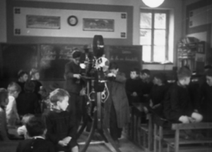 Projection dans une salle de cours d’enseignement primaire, 1937.