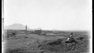 Voyage 1913. Minaret et pont à Sharestan près d’Ispahan (Iran). Fonds Henry Viollet. Droits réservés. HV.757.