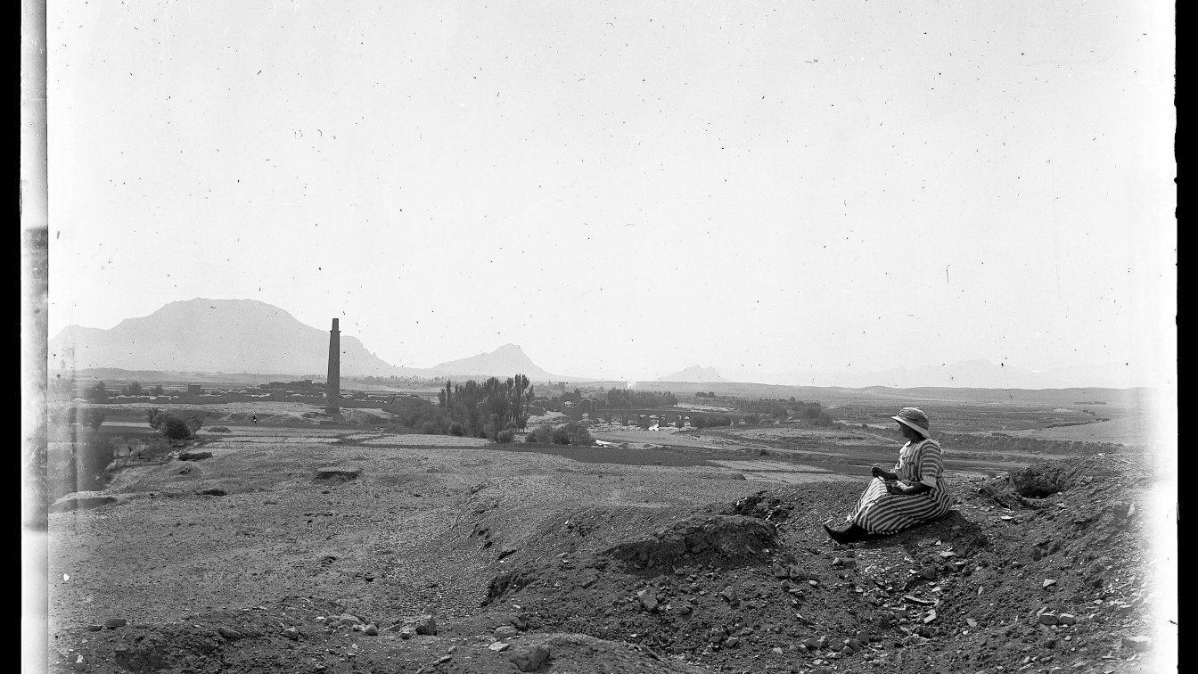 Voyage 1913. Minaret et pont à Sharestan près d’Ispahan (Iran). Fonds Henry Viollet. Droits réservés. HV.757.