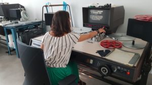 Mathilde Rouxel visionnant un film 16mm sur table, Direction des Bibliothèques Universitaires de la Sorbonne Nouvelle, 8 avenue de Saint-Mandé 75012 Paris