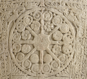 Couvercle de sarcophage d’Antigny (86), détail. Musée lapidaire de la Société des Antiquaires de l’Ouest du baptistère de Poitiers.