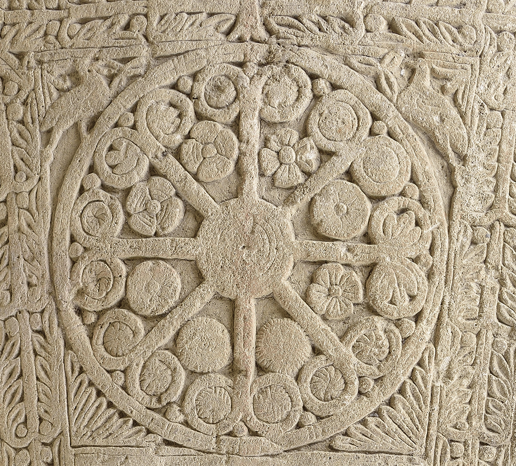 Couvercle de sarcophage d’Antigny (86), détail. Musée lapidaire de la Société des Antiquaires de l’Ouest du baptistère de Poitiers.