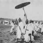 Paul Queste. Cérémonie du vendredi. Le sultan [du Maroc] regagne son palais à cheval après la cérémonie à la mosquée. 1916. Médiathèque du patrimoine et de la photographie (CC-BY).