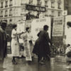 Louise Weiss, Andrée Lehmann et deux autres femmes collant des affiches pour le droit de vote des femmes sur les grilles du métro Jules Joffrin, Paris 18e [1935]