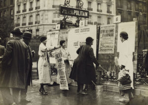 Louise Weiss, Andrée Lehmann et deux autres femmes collant des affiches pour le droit de vote des femmes sur les grilles du métro Jules Joffrin, Paris 18e [1935]